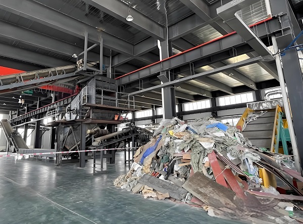 Decoration waste crushing and screening system