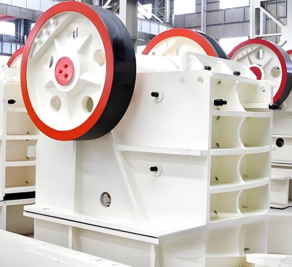 Construction waste screening and crushing equipment