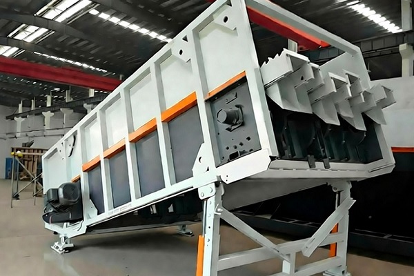 How does a ballistic screen separate waste materials?