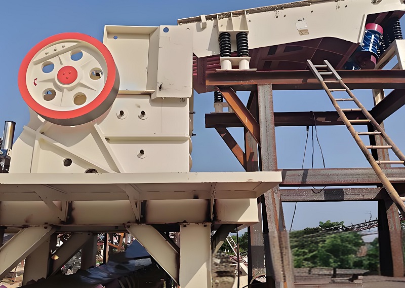 Construction waste crushing machine